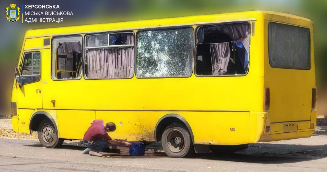 У Херсоні ворожий дрон поцілив по маршрутці: серед поранених – підліток (фото)