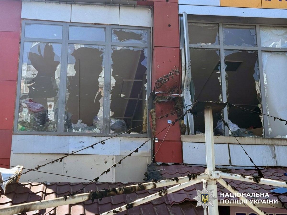 Загибла жінка, поранене подружжя та пошкоджені будинки: поліція про наслідки атак на Херсонщині за добу