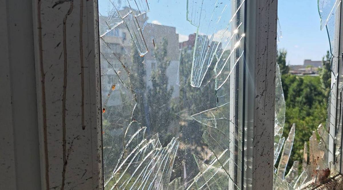 У Херсоні рашисти вдарили по багатоповерхівці: МВА показала наслідки (фото)