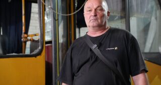 Удар по маршрутці у Херсоні: що розповів водій, який після атаки зміг довезти поранених пасажирів до лікарні