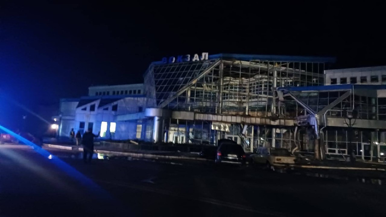 На Одещині пошкоджено залізничний вокзал, п’ятиповерхівку та підприємство: наслідки обстрілів (фото)
