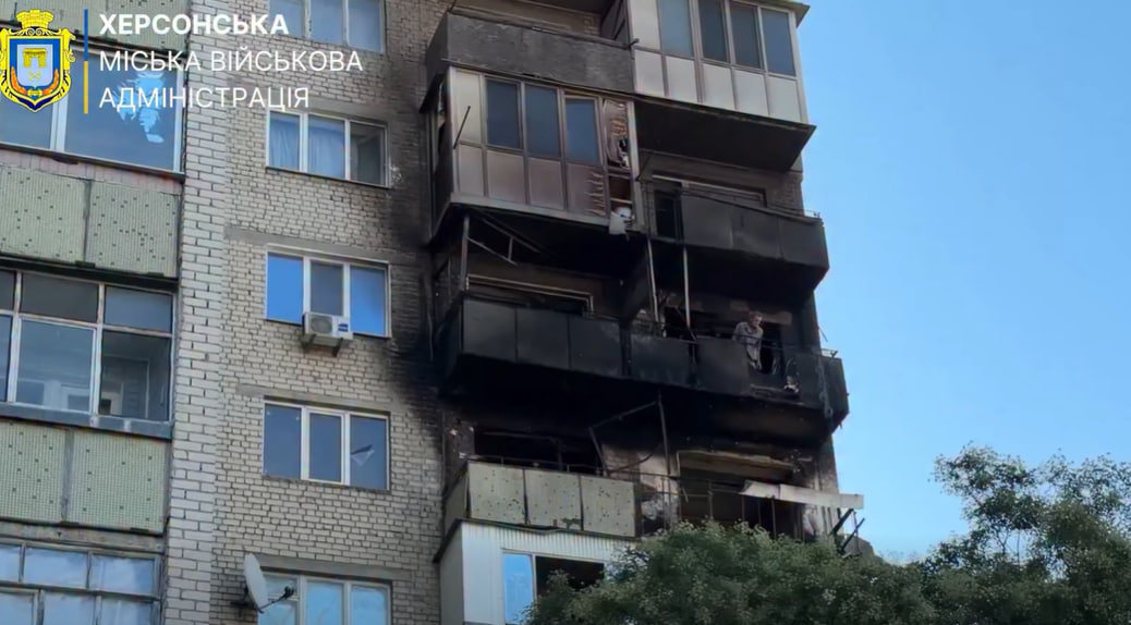 Безпілотник залетів на балкон: внаслідок російської атаки у Херсоні горіла багатоповерхівка (відео)