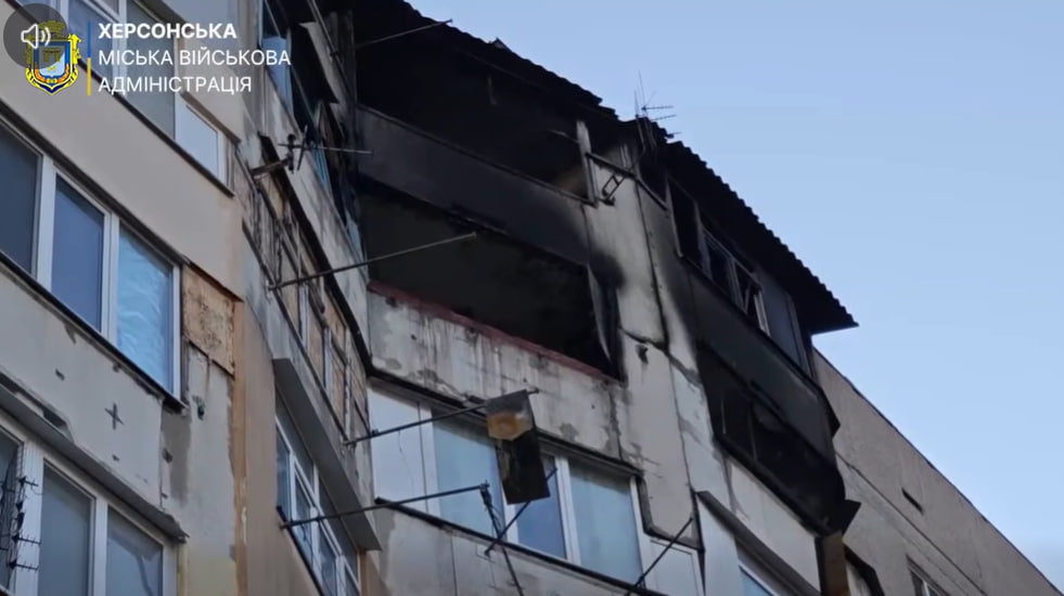 Окупанти атакували багатоповерхівку у Херсоні