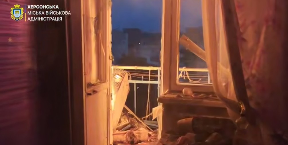 У Херсоні безпілотник влучив у багатоповерхівку: спалахнула пожежа (відео)