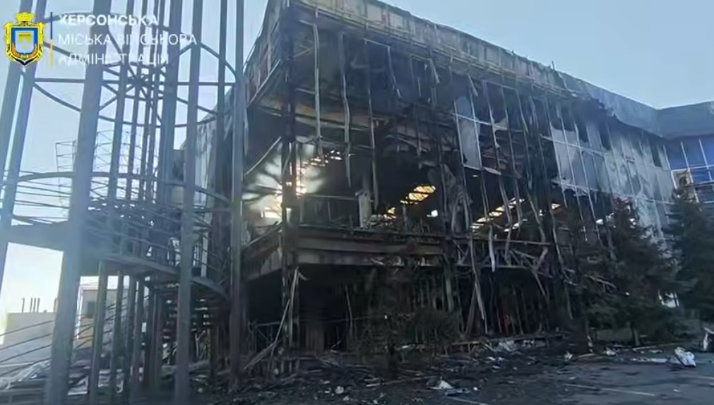Дроновий удар знищив торговельний центр у Херсоні (відео)