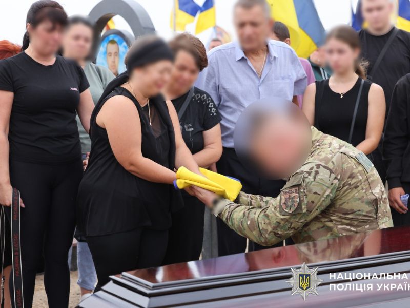 У Миколаєві попрощалися з поліцейським, пораненим дроном РФ