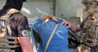 Їздила за 10 км від фронту та шукала позиції ЗСУ: на Херсонщині затримали жінку
