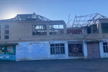 Під ворожим вогнем опинились дві громади на Бериславщині: пошкоджено будинки та магазин (фото)