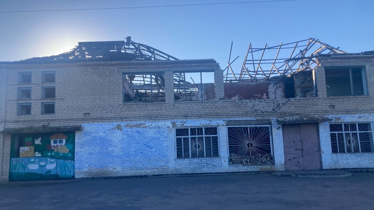 Під ворожим вогнем опинились дві громади на Бериславщині: пошкоджено будинки та магазин (фото)