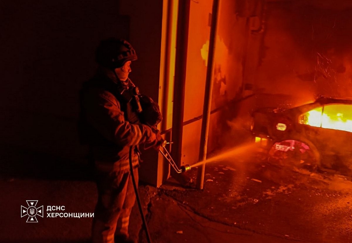 У Херсоні внаслідок російської атаки загорівся легковий автомобіль