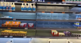 «АТБ не йде з Херсона»: мережа магазинів просить херсонців не вірити чуткам