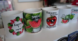 Від чашок до футболок з написами: херсонці реалізовують артпроєкт «Хочеться простого», присвячений рідному місту