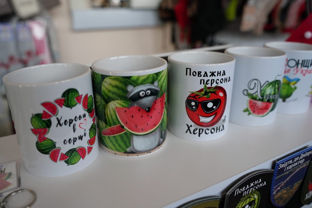 Від чашок до футболок з написами: херсонці реалізовують артпроєкт «Хочеться простого», присвячений рідному місту