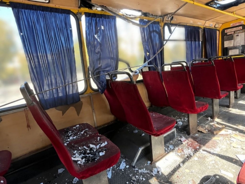 У Херсоні безпілотник атакував маршрутку та автівку: є загиблий