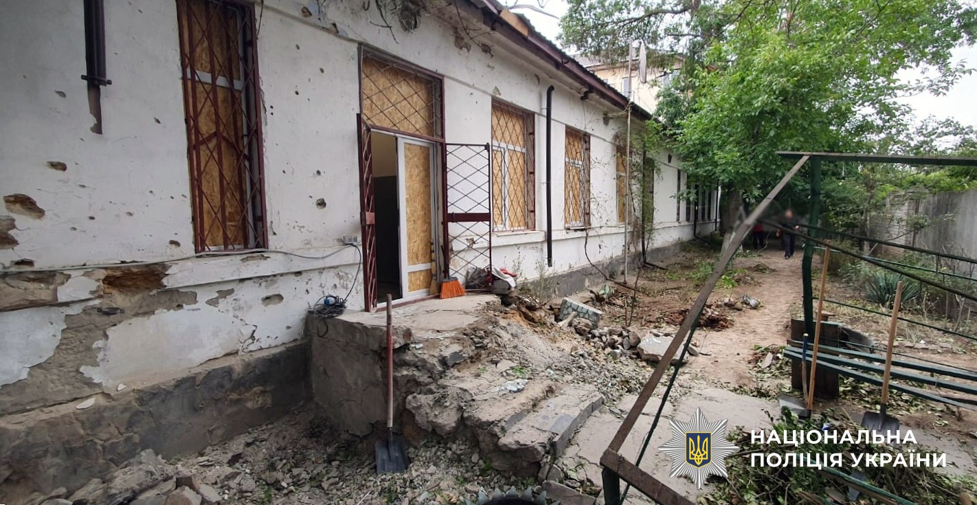 Пошкоджено будинки, адмінбудівлі та торгівельний центр: наслідки ворожих ударів по Херсонщині (фото)