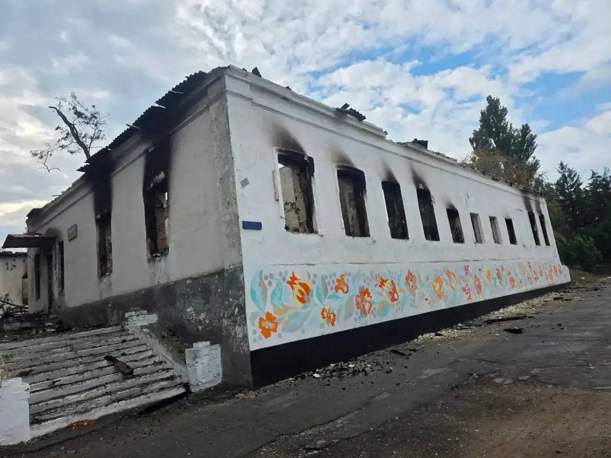 Згоріло кілька тисяч експонатів: в окупованій Горностаївці знищено музей народної творчості та побуту (фото)