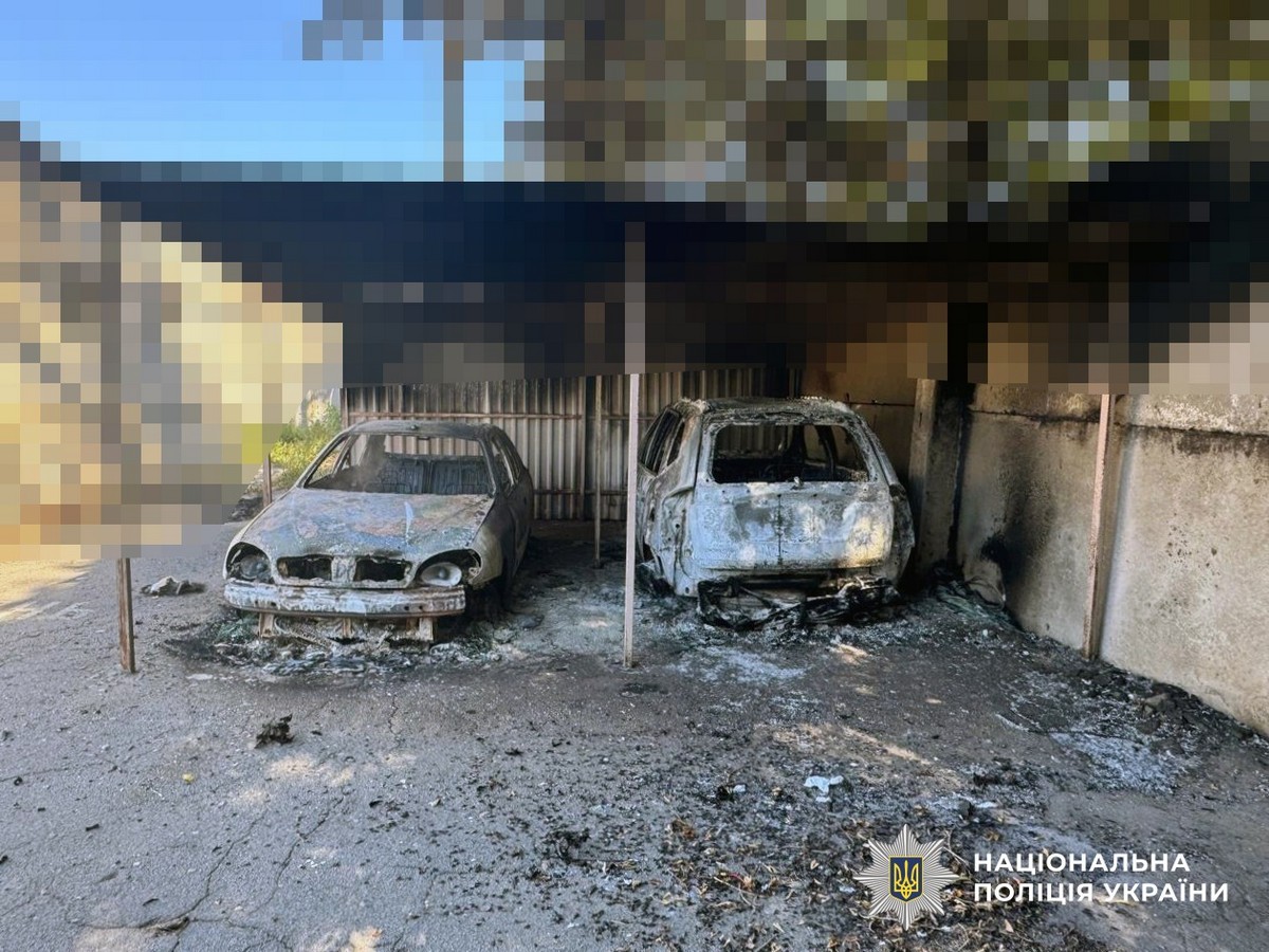Ворог прицільно бив по автівках гуманітарної місії та «Укрпошти»: поліція – про наслідки ударів по Херсонщині