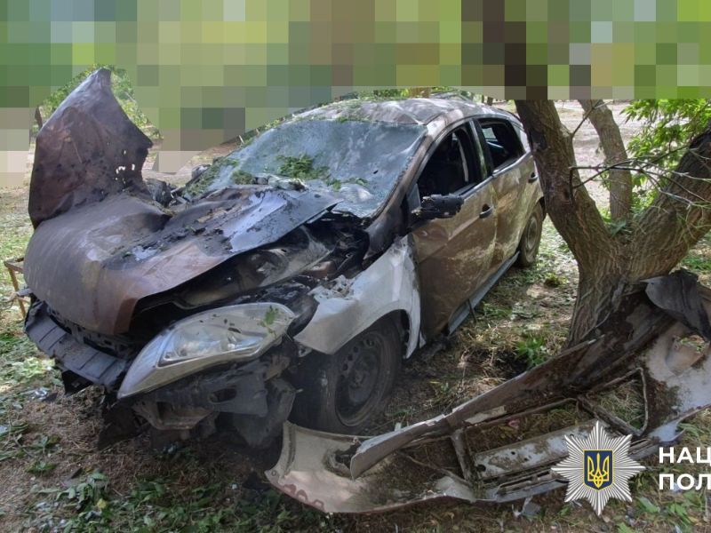 Поліція показала наслідки російських атак на Херсонщину: пошкоджені будинки, лікарня та залізниця