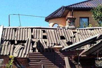 Окупанти обстріляли Корабельний район Херсона: ХМВА показала наслідки (фото)