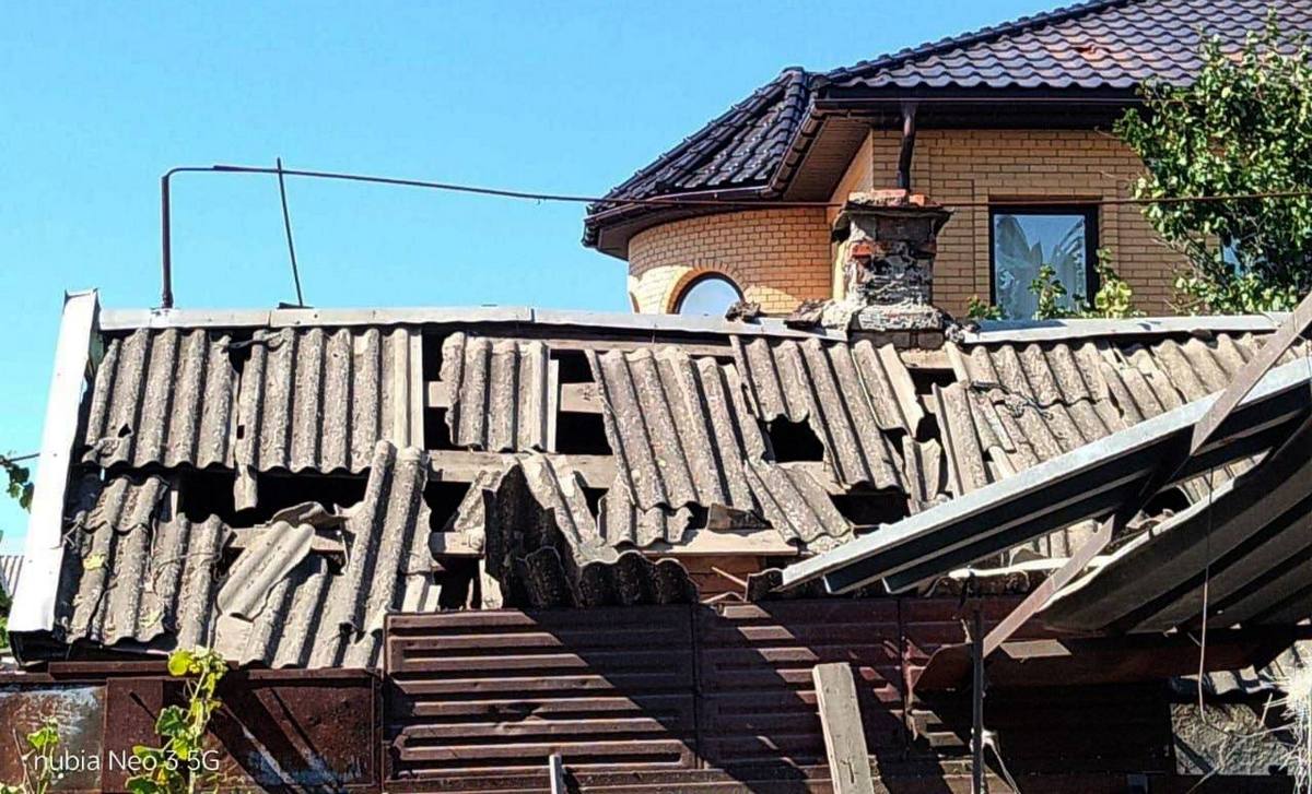 Окупанти обстріляли Корабельний район Херсона: ХМВА показала наслідки (фото)