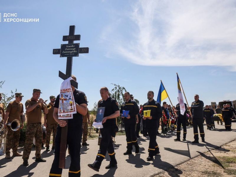 На Херсонщині попрощалися з рятувальником, який загинув після атаки безпілотника (ФОТО)