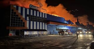 Ворог знищив «Епіцентр» у Миколаєві: було 6 влучань, працівники разом із рятувальниками боролися з пожежею