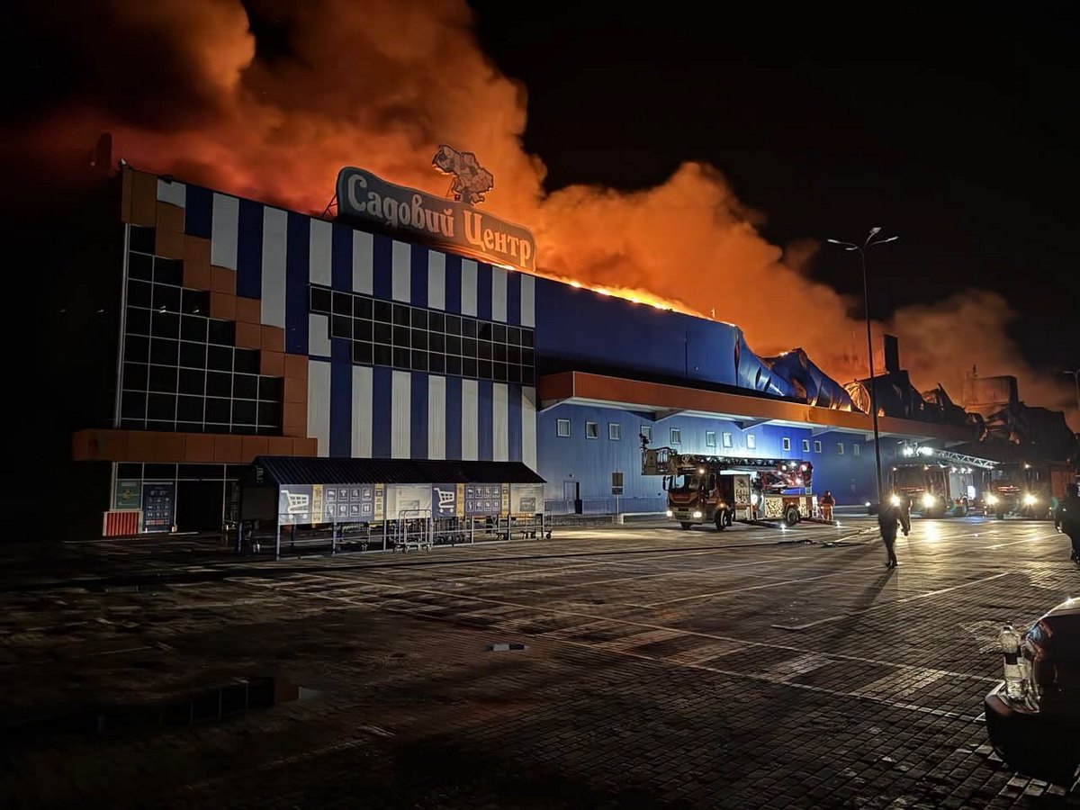 Ворог знищив «Епіцентр» у Миколаєві: було 6 влучань, працівники разом із рятувальниками боролися з пожежею