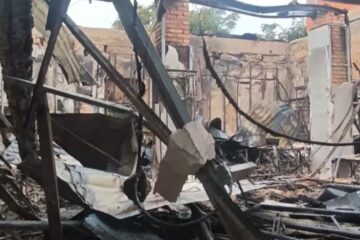 У центрі Херсона після російського обстрілу згоріли щонайменше два нежитлові приміщення