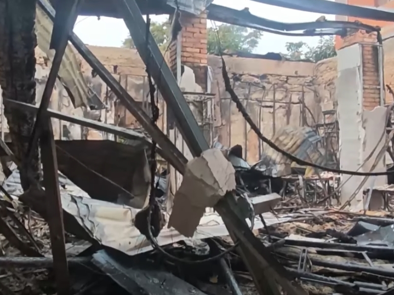У центрі Херсона після російського обстрілу згоріли щонайменше два нежитлові приміщення