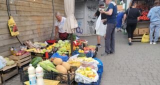 «Магазини не штурмуємо»: чи є дефіцит продуктів у Херсоні після ударів по торгових точках та які ціни