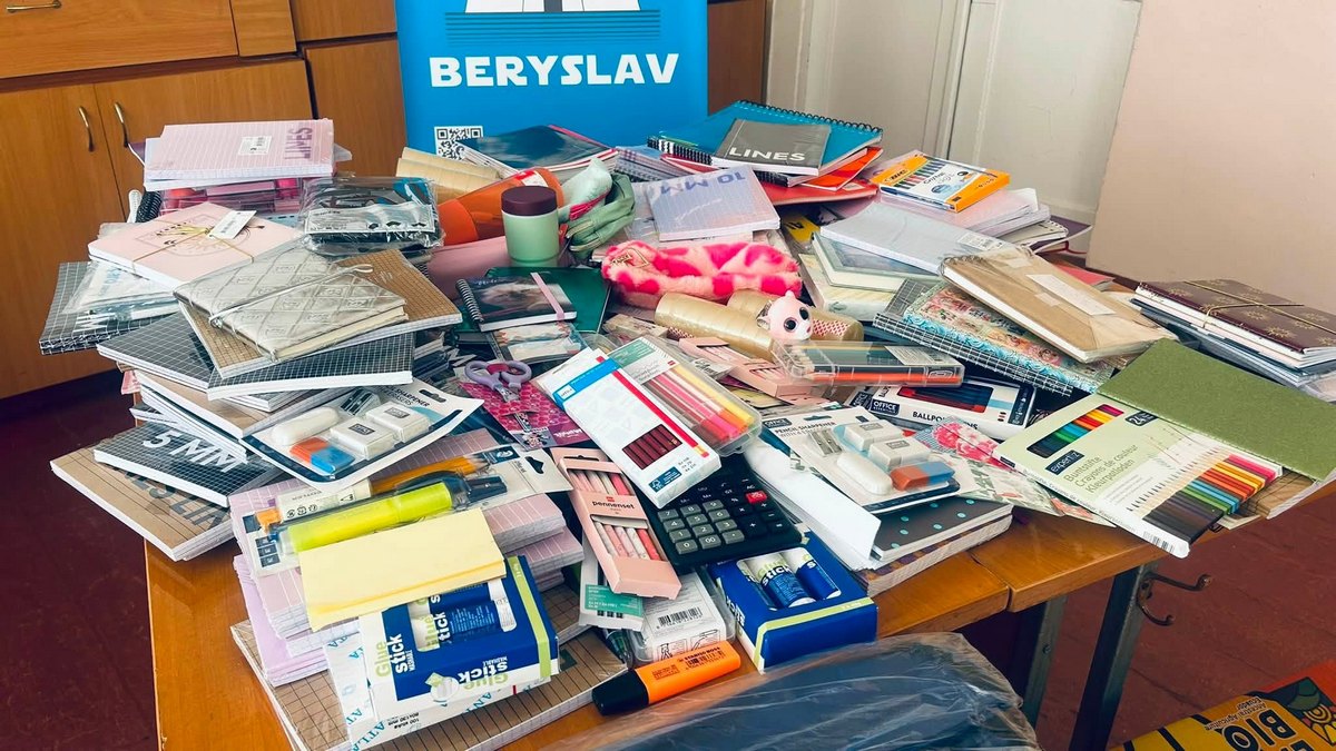 Школярі Бериславської громади отримали шкільне приладдя, яке для них збирали в Нідерландах