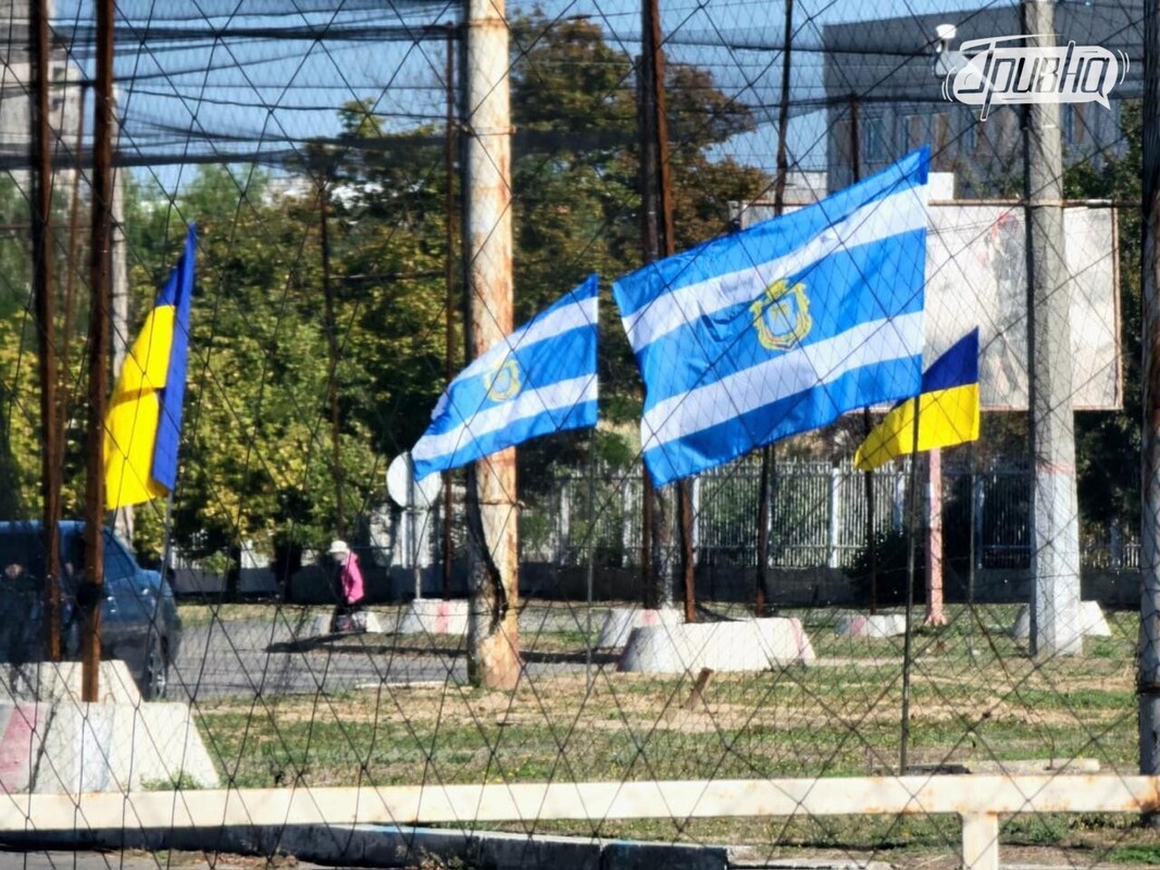 Прапори, захисні сітки й сліди війни: який вигляд має Херсон у день свого 248-річчя (фото)