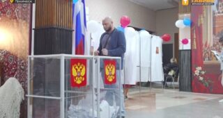 Незаконні вибори на ТОТ Херсонщини: явку рахують зі стелі, виборців заманюють шоу та булками