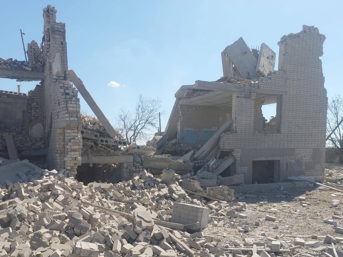 Трьома бомбами окупанти перетворили школу в Бериславському районі на купу каміння