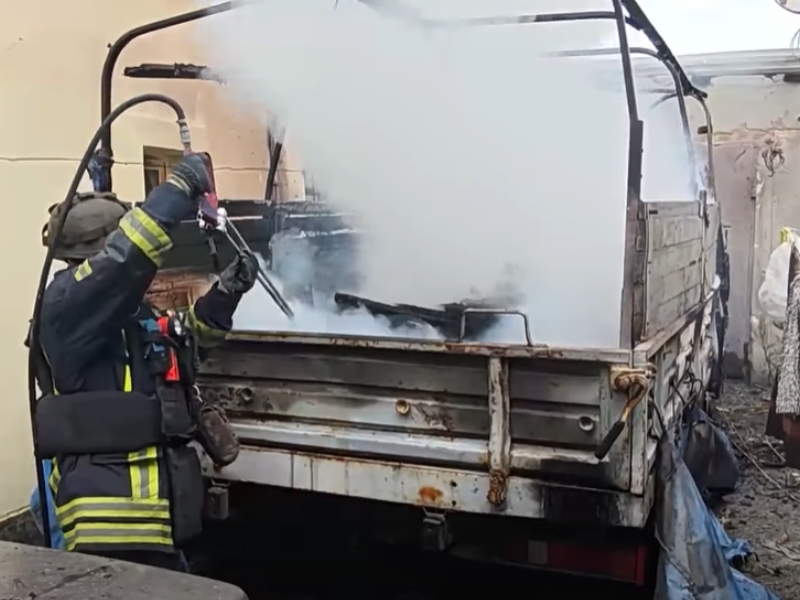 У Херсоні дрон влучив у вантажівку: пожежа та пошкоджений будинок