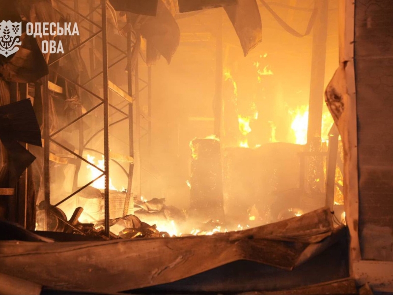 Ворог атакував Одещину: четверо людей постраждали, виникли масштабні пожежі