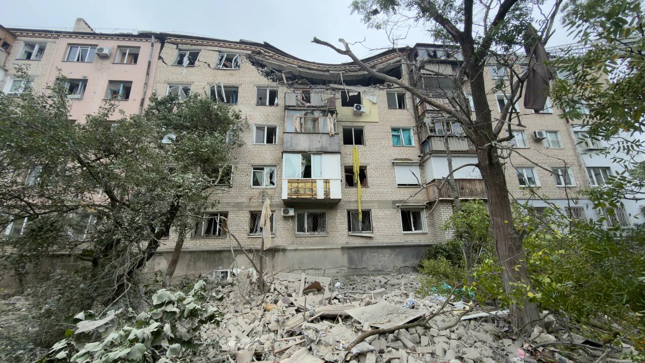 Сімох людей витягнули з-під завалів: деталі авіаудару по Херсону (відео)