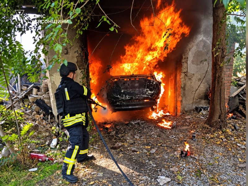 Ворожий дрон скинув вибухівку у Херсоні: загорілися автівка та господарська споруда