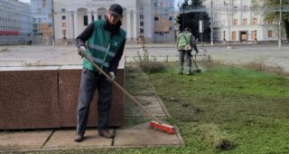 Режим тиші й хороша погода: комунальники влаштували прибирання в центрі Херсона (фото)