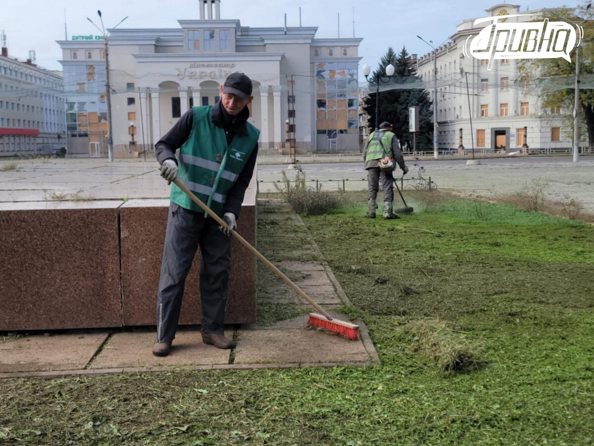 Режим тиші й хороша погода: комунальники влаштували прибирання в центрі Херсона (фото)