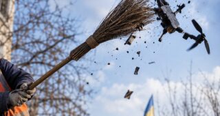У Херсоні двірник збив дрон мітлою: ще одна неймовірна історія про спротив українців