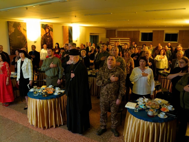 За захисників, полонених і звільнення територій: у Херсоні відбувся молитовний сніданок