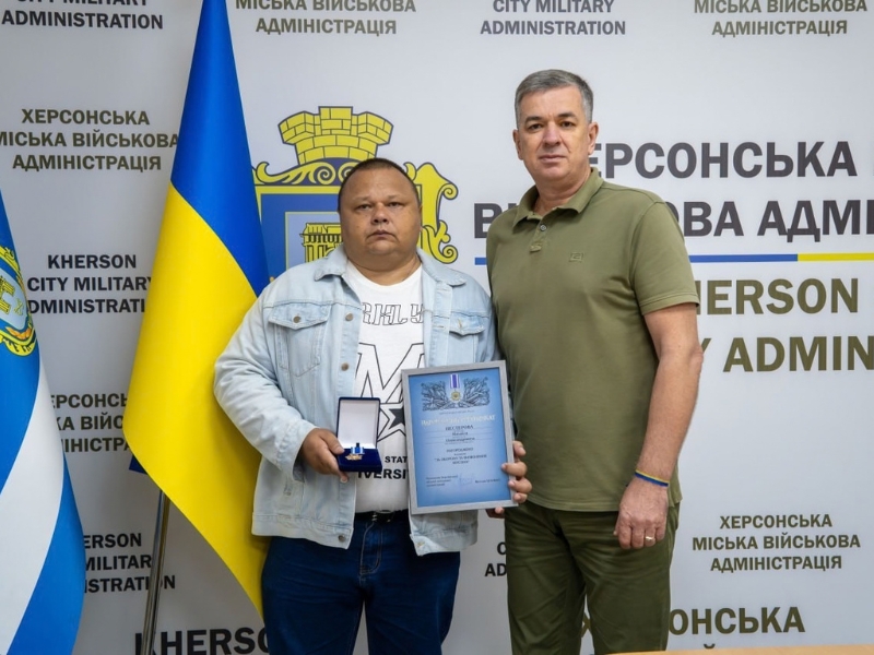 Ветерана, який брав участь у визволенні Херсона, нагородили пам’ятним знаком