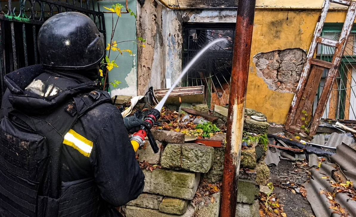 Окупанти обстріляли Херсон з артилерії: горіла багатоповерхівка (фото)