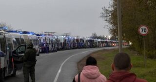 До України їдуть 17 автобусів із жителями Олешків, до РФ – 4: що відомо на цю мить про евакуацію