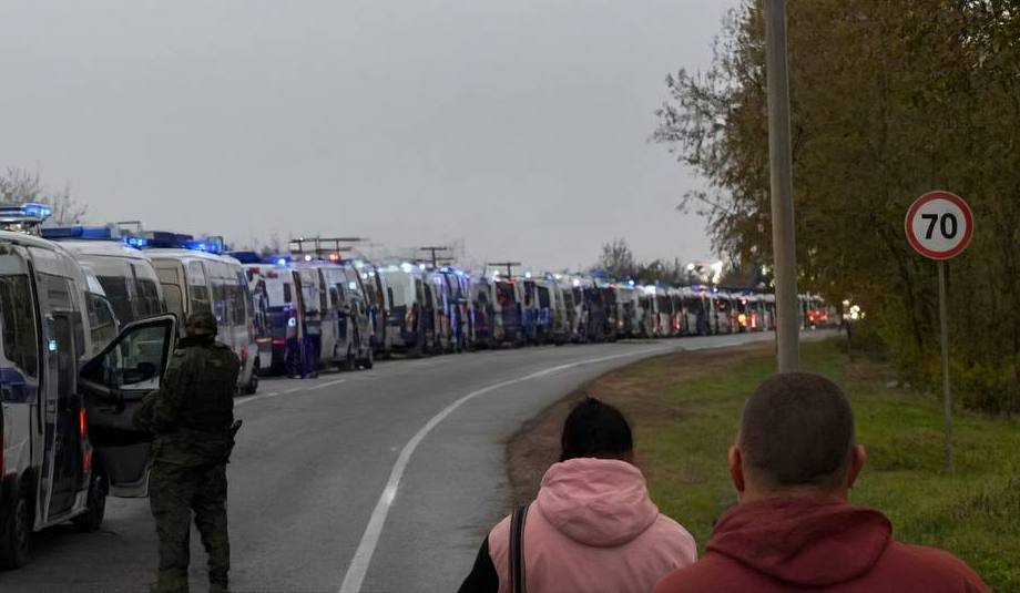 До України їдуть 17 автобусів із жителями Олешків, до РФ – 4: що відомо на цю мить про евакуацію