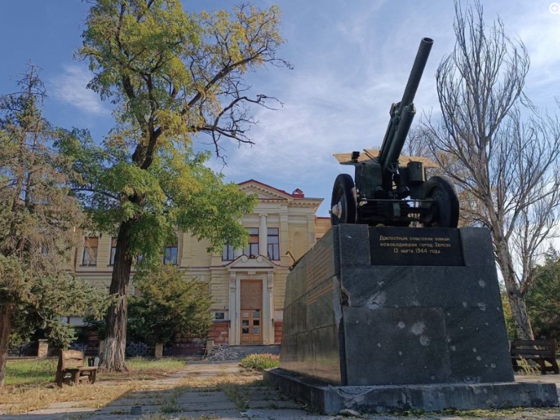 “Символізував перемогу над нацизмом”: у Херсоні обстріл пошкодив пам’ятник часів Другої світової війни