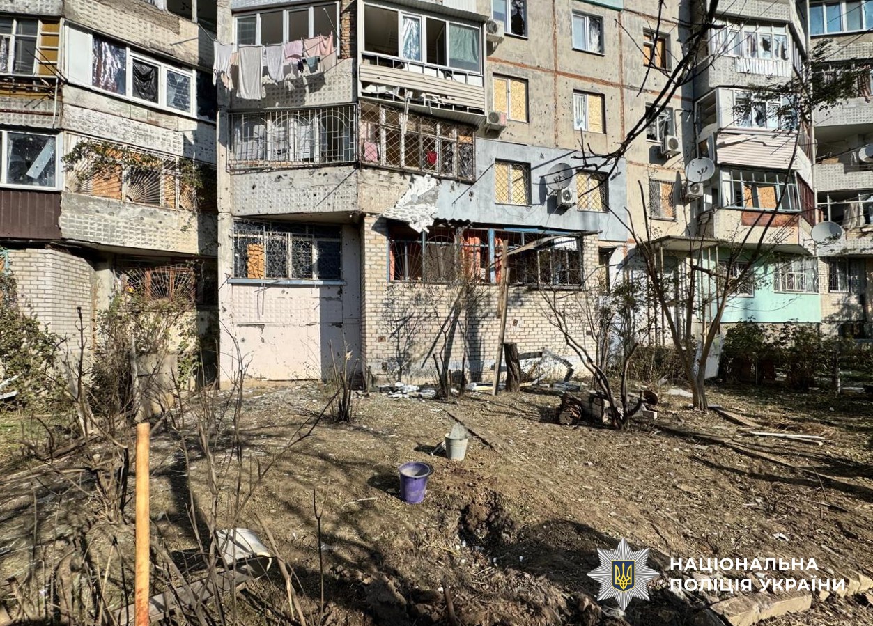 Російські обстріли Херсонщини: серед постраждалих – рятувальник та комунальник