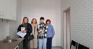 Родина з Берислава, яка нині живе у Волинській області, отримала власне помешкання (фото)