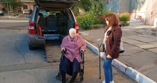 171 перевезення за тиждень: у Херсоні соціальне таксі допомагає людям навіть у червоній зоні